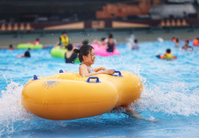 玛雅海滩水公园开园，巨大的波浪机不断制造出一波又一波海浪。新京报记者 李木易 摄