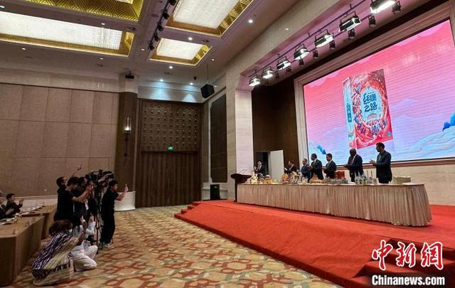 5月31日，《丝绸之路》立体书在甘肃敦煌进行首发，六种语言诠释丝路精神。丁思 摄