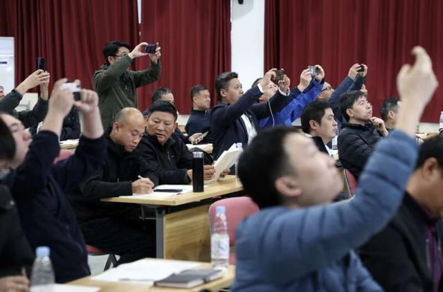 课堂上，“同学们”纷纷拿起手机拍摄知识点。清华大学供图