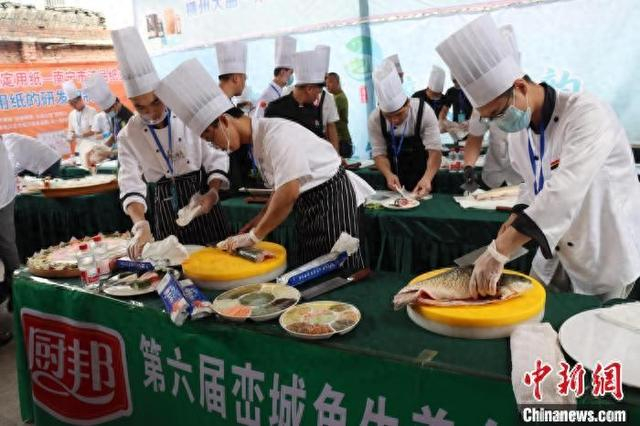 图为“快刀王”鱼生技艺争霸赛现场。罗晓琴 摄
