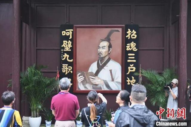 游人在屈子文化园参观。杨华峰 摄