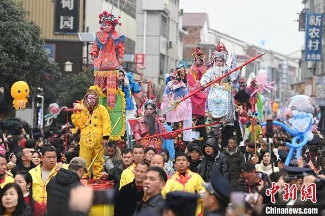 “长乐抬阁故事会”在汨罗市长乐古镇热闹上演。杨华峰 摄