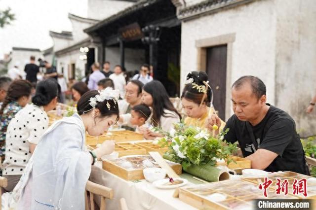 5月31日，浙江南浔，游客体验古镇长街宴。南浔区委宣传部供图
