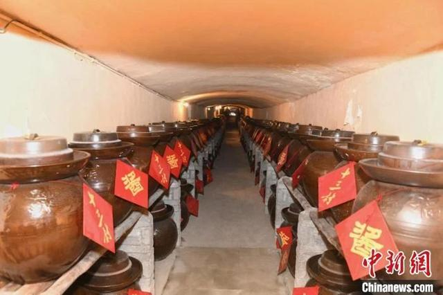 岳阳临湘市羊楼司镇十三村酱文化博览园地下古酱窖。 杨华峰 摄