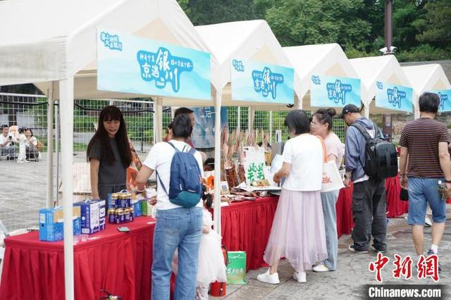 银川特色产品吸引市民游客了解购买。 银川市委宣传部供图