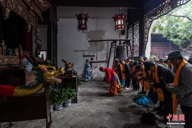 民众在屈子祠内祭祀屈原。杨一九 摄
