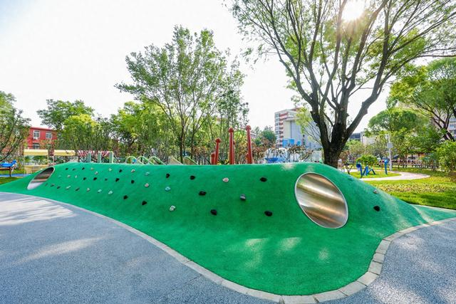 国门少年主题乐园添置了很多儿童游乐设施。机场街道供图