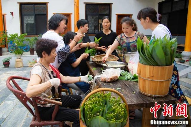 民众端午节前包粽子。汨罗市委宣传部 供图