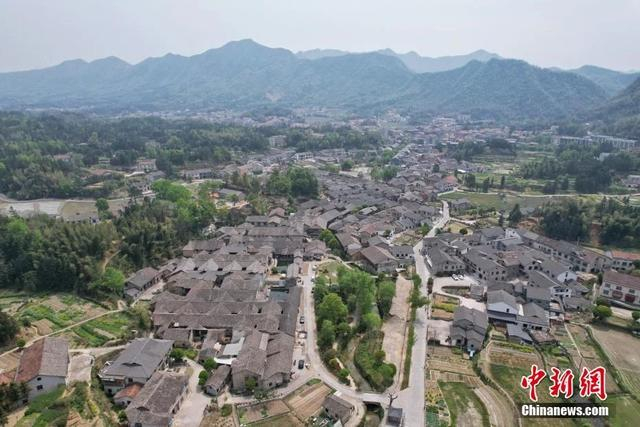 张谷英村被群山环绕。杨华峰 摄