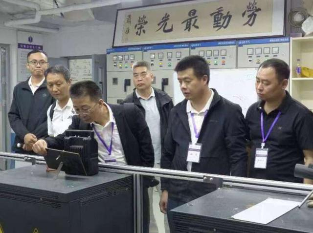 学员们在清华大学基础工业训练中心参加实践课程学习。清华大学供图