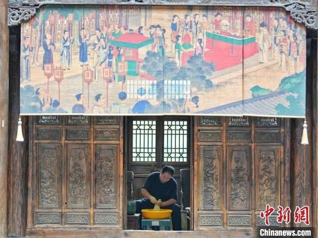 手艺人展示制作岳州青瓷。杨华峰 摄