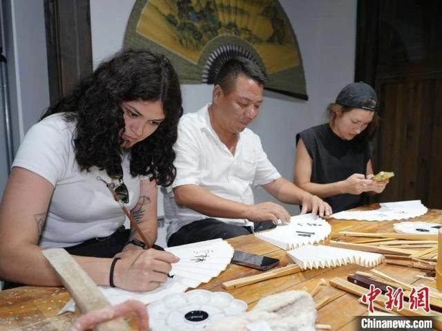 外国友人学做岳州扇。杨华峰 摄