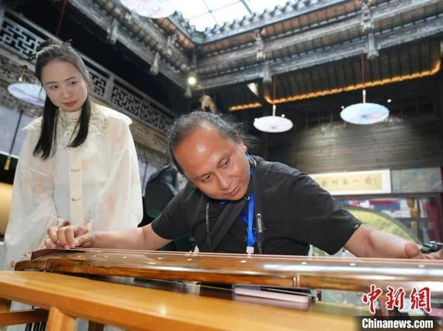 印尼摄影师安迪卡·努格拉哈岳阳体验古琴演奏。杨华峰 摄
