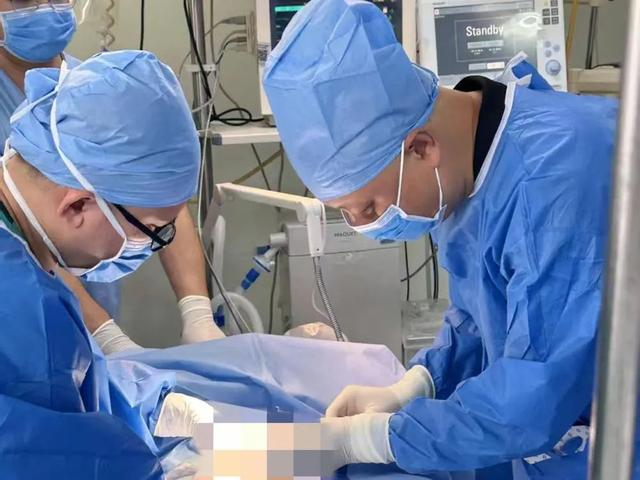 国家儿童医学中心、北京儿童医院急诊中心主任黄柳明正在进行急诊手术。（图片来源：北京儿童医院）