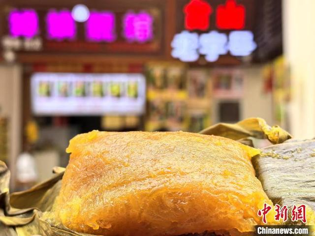 5月25日，广东台山市，台城街道通济路一家粽子店出品的灰水粽。李晓春 摄