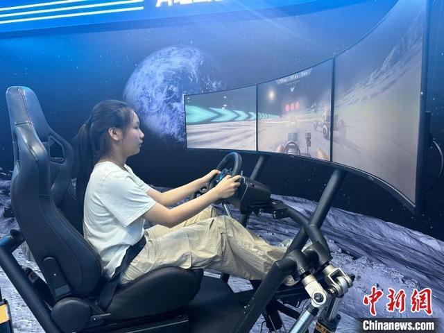 参加活动的孩子体验“月地驾驶”。刘军摄