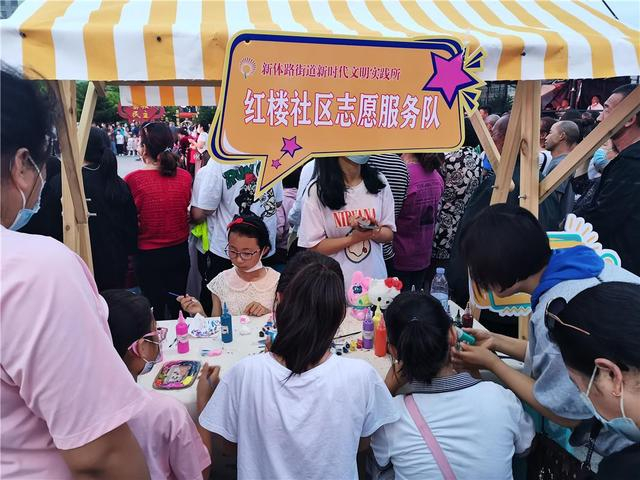 乌兰察布市集宁区红楼社区新时代文明实践站志愿服务队在集宁区中心广场开展未成年人创意绘画DIY活动。（资料图） 