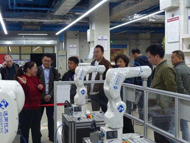 学员们在清华大学基础工业训练中心参加实践课程学习。清华大学供图