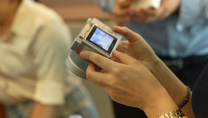 ▲去年以来，拼多多“新质供给”团队已经深入深圳相机等上百个产业带，推动产业新质转型。拍摄 展钊