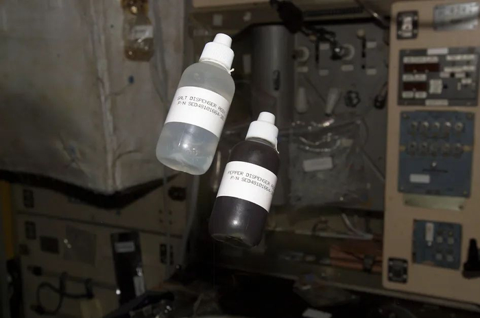 这是太空中用来调味的胡椒和盐。｜NASA