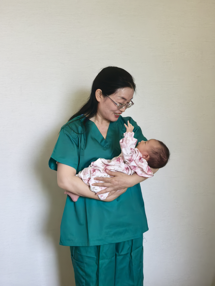 ▲阮祥燕抱着卵巢组织移植患者自然怀孕后诞下的婴儿。 受访者供图