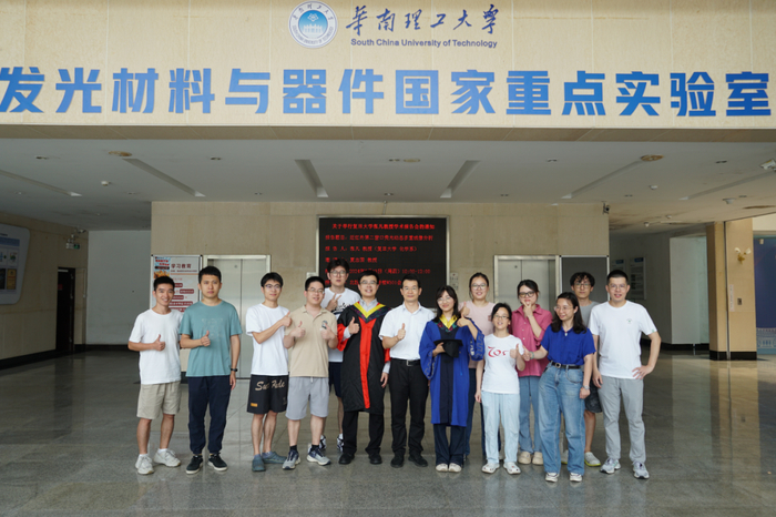 图 | 华南理工大学发光材料与器件全国重点实验室吴宏滨教授团队成员。（来源：该团队）