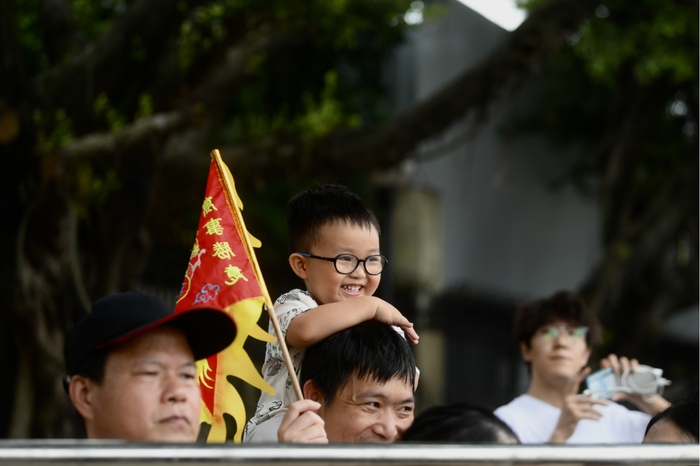6月1日上午，不少街坊市民在珠江两岸等候赛事。