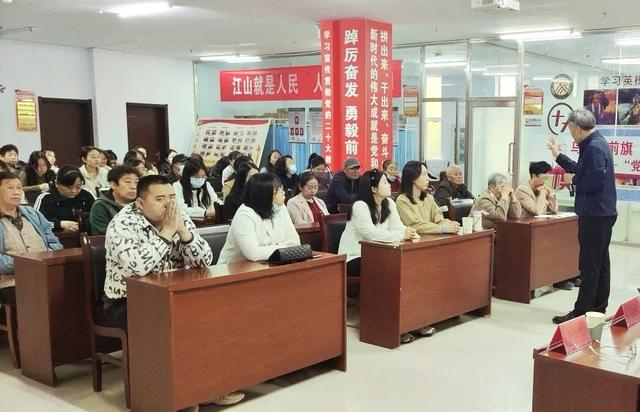 乌拉特前旗瑞泰社区老党员正在做宣讲。（资料图）