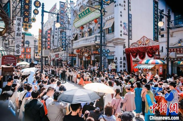 游客在电影小镇观演。中牟新区党工委宣传部供图