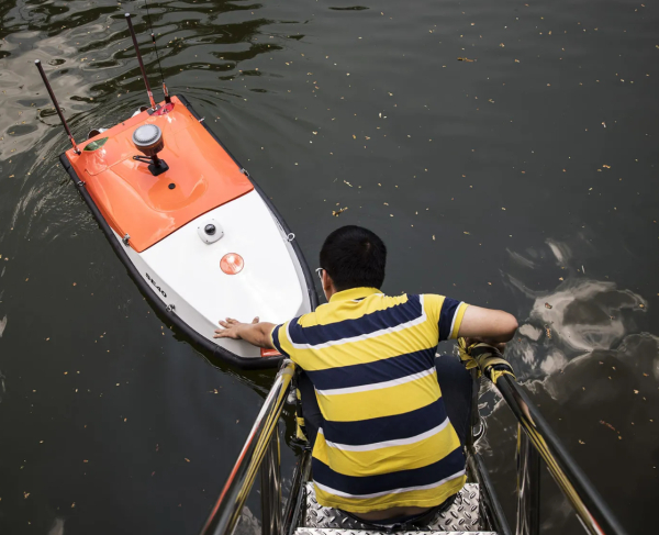 如果要比拼无人艇技术水平和数量的话……相信没人觉得台湾会赢吧？图为珠海航展上进行演示的小型无人艇 