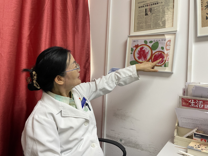 ▲悠悠送的画被阮祥燕挂在诊室里。 新京报记者 张静姝 摄