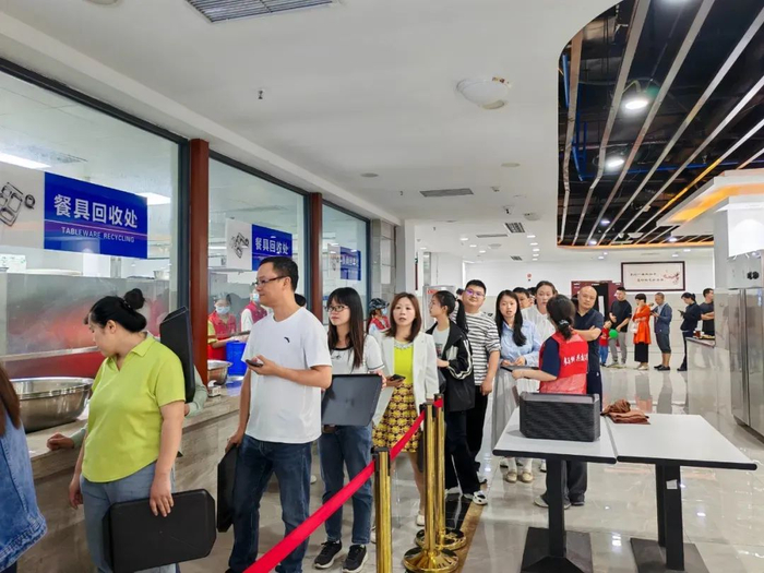 5月31日中午，荣昌区政府机关食堂如约向游客开放，首日第一餐吸引了超3000名游客前来体验。微信公众号“荣昌微发布” 图