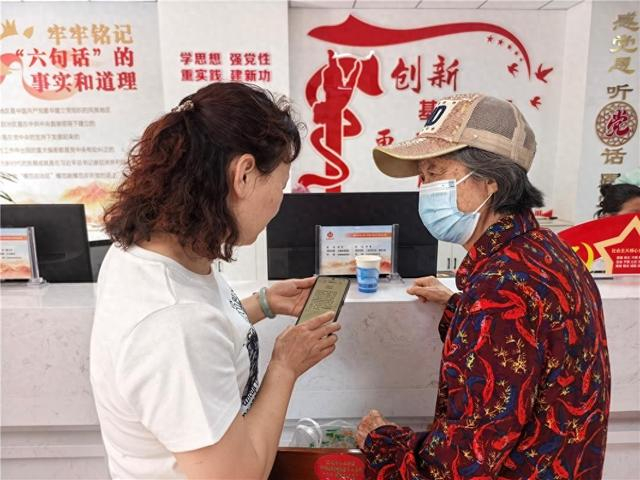 老人向社区网格员求助。 图古斯毕力格 摄