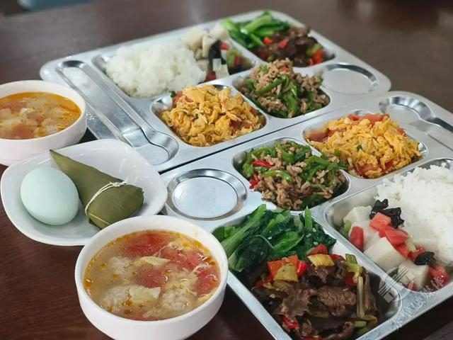 赤壁市政府食堂内同时还免费提供粽子、盐蛋、赤壁青砖茶饮、饮用水等。云上赤壁 图