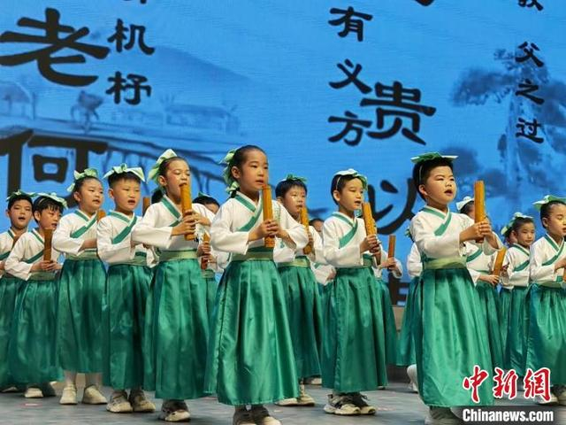 济南市莱芜区汶源学校礼堂内，第17届读书月颁奖典礼暨庆六一书香课程展示活动举行。莱芜区委宣传部供图