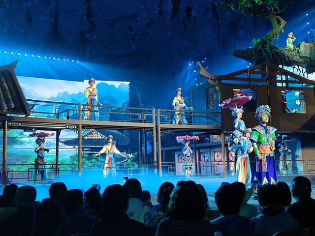腾龙洞景区表演 李怡蒙/摄