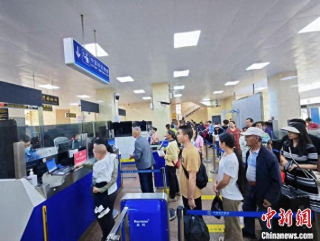 5月28日，勐啊口岸出入境大厅内旅客正在排队接受检查。彭梦平 摄