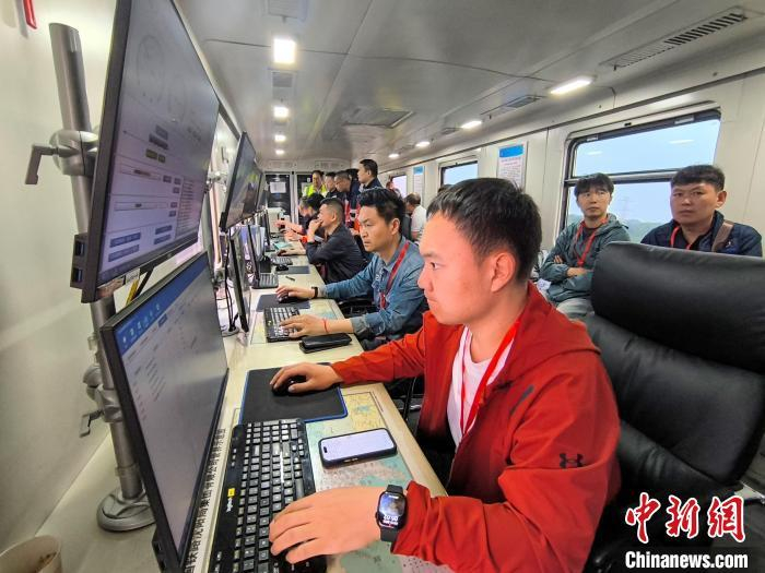 工作人员在检测列车内对沈白高铁线路情况进行检测。高亚舟 摄