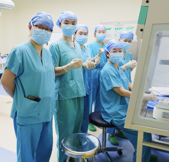 ▲阮祥燕团队在处理卵巢组织切片。 受访者供图