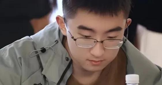 北大迈巴赫少年，又上热搜：我看到了原生家庭里最好的代际传承