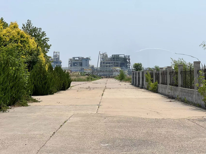 29日，抢险人员仍在对爆炸后的废墟进行喷淋。