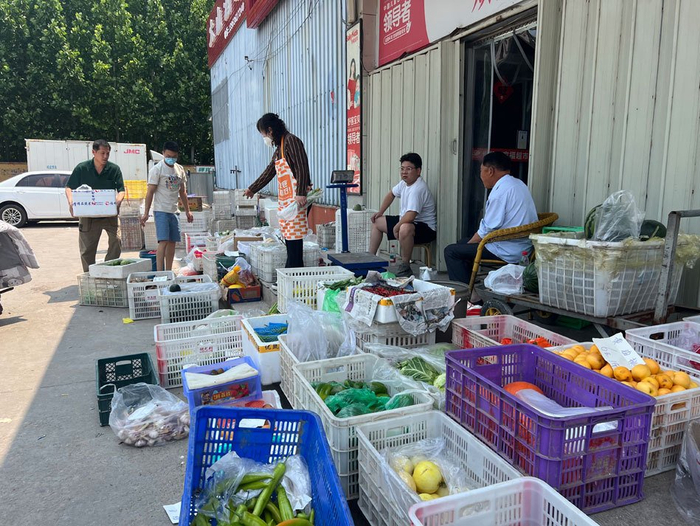 受损超市将商品搬出售卖