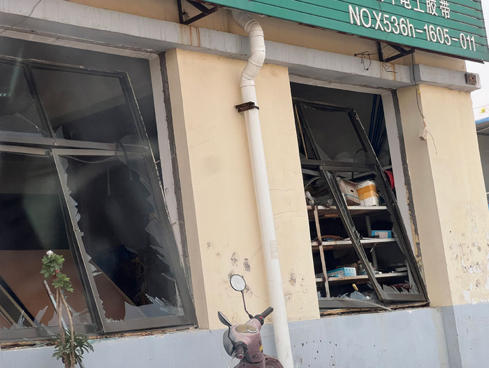 旗台一村一商铺门窗受损。