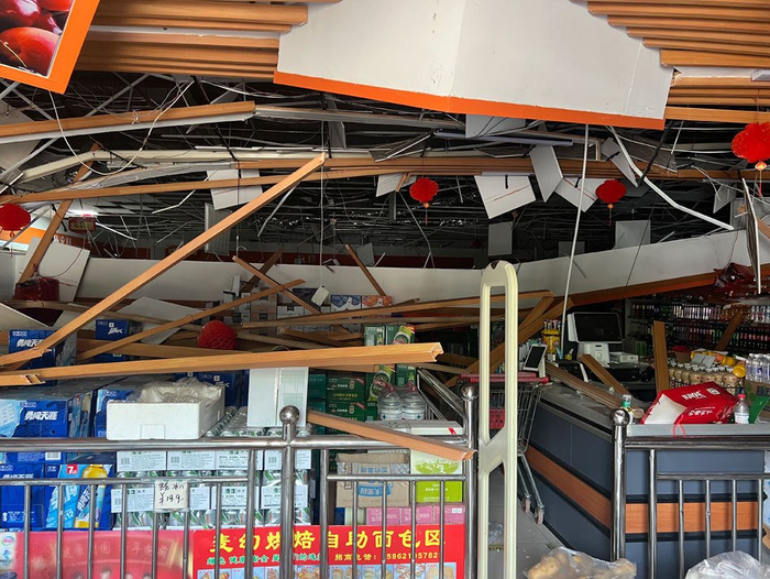 超市吊顶被震垮