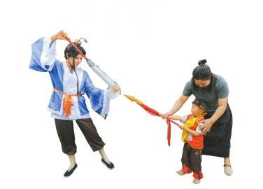 　　5月31日，演员在动漫市集上与游客互动。新华社记者 徐昱 摄