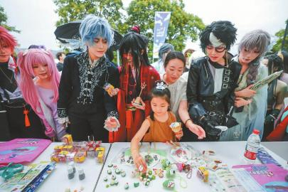 5月31日，人们参加建德市下涯镇之江村的动漫市集。新华社记者 徐昱 摄