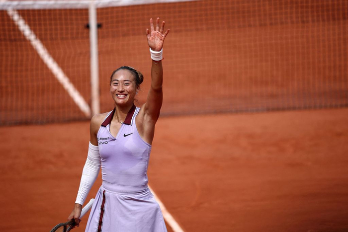 郑钦文向观众致意。