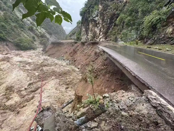 云南省迪庆州德钦县境内一处道路垮塌中断。（德钦县交警大队供图）