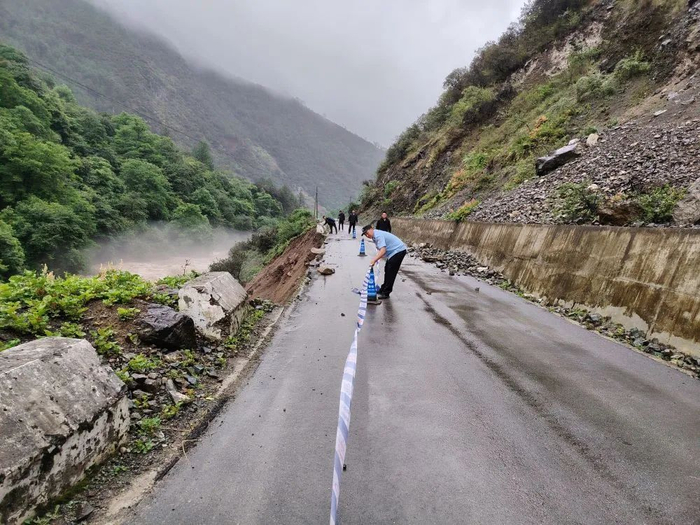 云南省迪庆州德钦县境内一处道路发生垮塌。（德钦县交警大队供图）