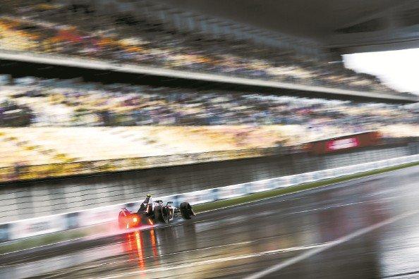 雨中的速率盛宴别有一番风范 本报记者 李铭珅 摄